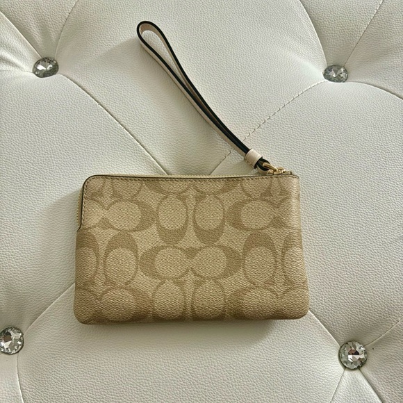 NEW Coach Signature Coated Canvas Heart Print Corner Zip Wristlet - Picture 7 of 15